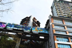 网红轻轨穿楼在哪里,揭秘这座城市的独特交通景观”